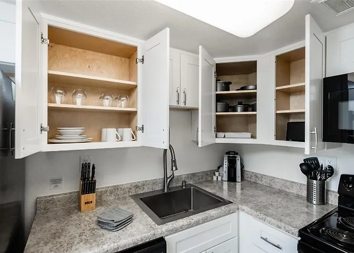 209 Fully Furnished 1br Suite-prime Location *